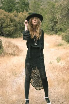 Black on Black on Black on Black. love the photo... besides the clothing, of course. Dark Boho Fashion, Moda Over 40, Boho Fashion Spring, Boho Fashion Over 40, Boho Fashion Winter, Stile Boho Chic, Boho Fashion Summer