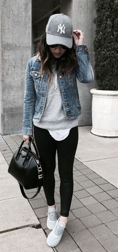 Denim Jacket Outfit Women, Black Denim Jacket Outfit, Poncho Outfit, Baseball Cap Outfit, Jacket Outfit Women, Casual Denim Jacket, Black Leggings Outfit, Jean Jacket Outfits