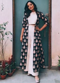 Shrug For Dresses, Mode Kimono, Mode Turban, Casual Indian Fashion, Salwar Kamiz, Traditional Indian Outfits, Indian Gowns Dresses, Trendy Dress Outfits, Party Kleidung