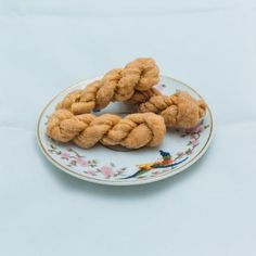 some kind of food on a plate with white tablecloth and blue cloth behind it