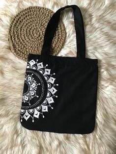 Totes Bag Painting, Painting On Cotton Bags, Top Painting Designs, Painting Ideas For Bags, Bag Material Fabrics, Art Bag Design, Mandala Art On Fabric, Designing Ideas Fashion, Canvas Bag Ideas Design