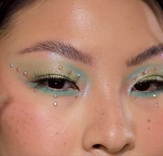 Enchanted Makeup Looks For Prom, Fairycore Makeup Looks, Mermaid Aesthetic Makeup, Mint Green Makeup Looks, Simple Mermaid Makeup, Mermaid Makeup Aesthetic, Simple Fairy Costume, Mermaidcore Makeup, Teal Makeup Looks