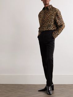 Nothing captures SAINT LAURENT's rebellious rock 'n' roll spirit quite like leopard print. This shirt has been tailored in Italy from lightweight silk and works well styled a number of ways: try yours tucked into tailored trousers with a few buttons undone. Leopard Print Pants Men, Men In Leopard Print, Mens Silk Shirt Outfit, Rock N Roll Style Men, Silk Shirt For Men, Printed Top Outfit, Silk Shirt Outfit, Casual Look For Men, Cheetah Print Outfits