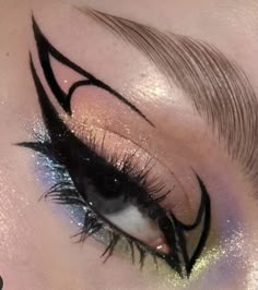 Eyeliner Looks Color, Detailed Eyeshadow Looks, Detailed Eyeliner Looks, Graphic Liners Ideas, Edgy Graphic Liner, Cool Eyeliner Looks Hooded Eyes, Emo Graphic Liner, Black Graphic Eyeliner Hooded Eyes, Heart Eyeliner Makeup