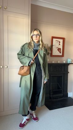 Winter Dungarees Outfits, Dungarees Street Style, Gazelle Burgundy, How To Style Dungarees, How To Wear Dungarees, Style Dungarees, Black Dungaree