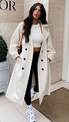 Feminine Hoodie Outfit, Las Vegas Airport Outfit, Cargo Pants Outfits Women Winter, New York Inspo Outfits, Sophisticated Airport Outfit, Airport Outfit Aesthetic Winter, Ny City Outfits, November Outfits Aesthetic, Knee Length Trench Coat Outfit