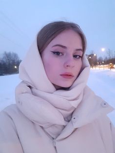 Winter, pretty girl , cuty girl Diana Berry, Snow Day Outfit, Fur Coat Fashion, Winter Travel Outfit, Fashion 90s, Quick Outfits, Winter Girls, Russian Fashion, Winter Aesthetic