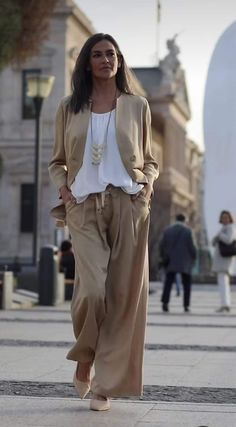 Summer Style Over 50, Elegant Street Style, Beige Hose, Linen Style Fashion, Tunic Outfit, Summer Layers, Classy Fashion, Casual Chic Style, Wide Legs