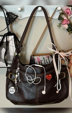 Purse charms and chains. Jane birkification of place leather purses. Purse decoration. Purse accessories. Twilight Dr, Inside My Bag, What In My Bag, Jane Birkin, Bags Aesthetic, Essential Bag, 가을 패션