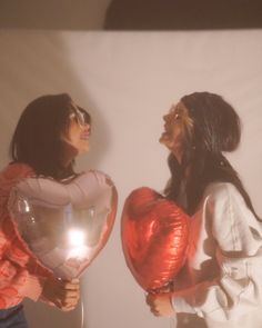 studio photography red heart balloons bestfriends fun carefree modeling vintage style fashion for valentines photoshoot Galentines Shoot, Galentines Photoshoot Ideas, Photoshoot Balloons, Galentines Aesthetic, Valentine's Photoshoot, Valentines Event, Rose Photoshoot, Valentine Photos, Valentine's Day Shoot