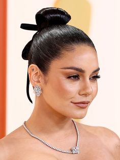 Los mejores looks beauty de los Oscar 2023: el imperio de los maquillajes retro y los moños lifting Elsa Pataky, Hair Buns, Vanessa Hudgens, All That Glitters, Bun Hairstyles, Cocktail Rings, Buns, Gold Bands, Band