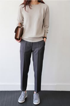 Minimalisticky Chic, Outfit Sporty, Minimalist Outfits, Outfits Dresses, Fashion Minimalist, Mode Casual, Business Outfit, Grey Pants, Fashion Mode