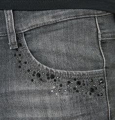 Artemis Embroidery, Jeans Bedazzled, Embroidery Jeans Diy, Painted Clothes Diy, Bling Jeans, Angels Jeans, Creative Clothes