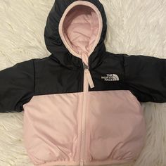 The North Face Baby Girls Reversible Down Jacket New Without Tags! Size: 0/3 Months Color: Pink/Black Reversible Jacket Hand Cuffs 550 Down Fill The North Face Baby, Unrealistic Wishlist, Girls North Face Jacket, North Face Parka, Hand Cuffs, North Face Puffer Jacket, Winter Puffer Coat, Cute Clothing Stores, North Face Kids