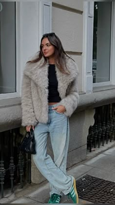 @katerinaberezhna Jean Jacket Fur Collar Outfit, Fur Collar Outfit, Vivi Fashion, Vinter Mode Outfits, Winter Warm Outfits, Simple Work Outfits, Winter Mode Outfits, Mode Inspo