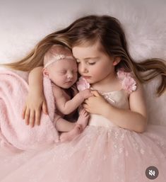 Newborn And Big Sister Photography, Newborn Photos With Older Sister, Big Sister Newborn Pictures, Newborn And Sister Photography, Baby Sibling Photography, Sibling Newborn Pictures Big Sister, Sibling Newborn Photos, Baby And Sister Photoshoot, Sister Newborn Pictures