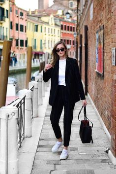 Look Working Girl, Winter Sneakers Outfit, Suits And Sneakers, Business Clothes, How To Wear Sneakers, Look Office, Minimal Classic, Winter Sneakers