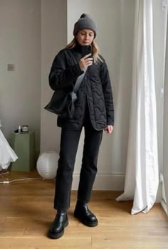 Vest Jumper Outfit, 2023 Queer Fashion, Washington State Fall Outfits, Winter Minimal Outfit, Scandi Street Style 2023, Austrian Style Fashion, Scandi Outfit Winter, Winter Minimalist Outfit Women, Scandinavian Fashion Fall 2024