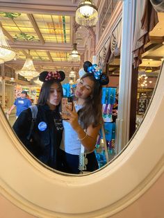 Disneyland Pictures Friends, Best Friend Disney Trip, Aesthetic Disneyland Pictures, Disney With Friends, Pictures At Disneyland, Disneyworld Aesthetic, Disney Picture Ideas Instagram, Disney World Pictures Ideas