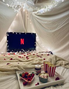 Romantic cute den love valentines day Cute Date Ideas At Home Creative, Valentines Movie Night Romantic, Date Decoration Ideas Romantic, Romantic Bedroom Ideas For Date Night, Romantic Date Aesthetic, Valentines Movie Night, Movie Date Ideas, Indoor Date Night Ideas