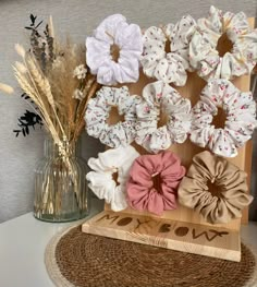 Scrunchie Display Ideas, Bow Packaging Ideas, Scrunchie Display, Cute Hair Ties, Diy Hair Scrunchies, Diy Hair Accessories Ribbon, Scrunchies Diy, Store Design Boutique, Craft Booth Displays