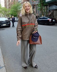 Outfits For Rain, Elle Fanning Street Style, Dakota Johnson Street Style, Elle Fanning Style, Rain Outfit, Autumn Fits, What To Wear Today, Elle Fanning, Celebrity Street Style