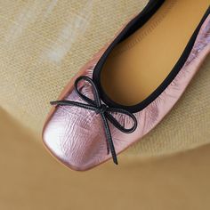 Ladies. treat yourself to a little luxury with these gorgeous square toe ballet flats. Made from premium leather and decorated with abow. these pink flats are super chic and comfy. Whether you're dressing up for a special occasion or just want to add a pop of color to your everyday look. these shoes are sure to turn heads. Upper: Leather Lining: Leather Outsole: TPR Toe: Square Toe Closure: Slip on Color: Pink. Gun color is_handmade: Yes Casual Leather Ballet Flats For Party, Spring Party Flats With Square Toe, Chic Pink Ballet Flats For Evening, Feminine Leather Flats For Party, Chic Spring Ballet Flats With Square Toe, Chic Square Toe Ballet Flats For Spring, Pink Flats With Flat Heel For Party, Chic Pink Flats With Low Heel, Feminine Pink Flats For Evening