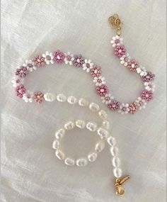 Beading Trends 2023, Pink Beaded Necklace Aesthetic, Aesthetic Seed Bead Jewelry, Bead Projects Ideas, Pearl Beading, Indie Jewelry