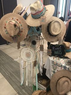 Sombrero Outfit, Hippie Cowgirl, Bows Diy Ribbon, Western Wear Outfits, Painted Hats, Beaded Hat, Western Style Outfits, Boho Hat