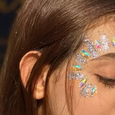 Cheerleading Face Glitter, Face Paint With Gems, Face Painting Glitter, Glitter Face Makeup Festival, Glitter Bar Wedding, Face Glitter Ideas Festival, Body Glitter Ideas, Festival Face Glitter, Glitter Face Painting