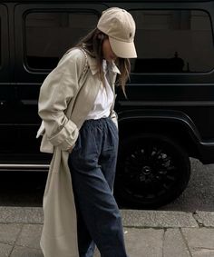 Outfits With Caps For Women, Polo Hat Outfit, Beige Cap Outfit, Cap Women Outfit, Cap Outfits For Women, Trench Outfit, Baseball Cap Outfit, Raincoat Outfit