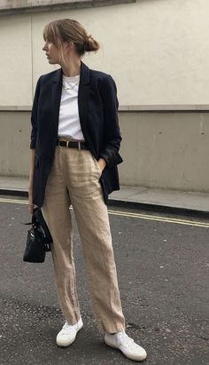 Street Style New York, Blazer And T Shirt, Skandinavian Fashion, Streetwear Mode, Beige Pants, Looks Street Style, Urban Street Style, Blazer Outfits