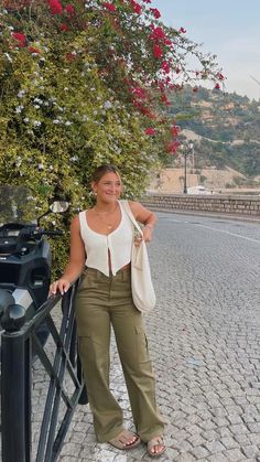 Casual Europe Outfits Summer, Spain Casual Outfit, Walking Around Italy Outfits, Europen Girl Fashion, Comfortable Outfits For Italy, Euro Trip Outfits Spring, Europe Outfits March, Spring In Italy Aesthetic Outfits, Outfits To Wear In Rome Italy