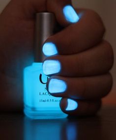 glow in the dark Dark Nail Polish, Unghie Nail Art, Clear Nail, Glow Stick, Glow Nails, Clear Nail Polish, Blue Neon, Blue Nail, Dark Nails