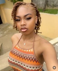 A chic blend of blonde and brown dreadlocks, styled in a side-swept look. This style is both bold and feminine, giving you a trendy yet natural appearance. Ideal for loc lovers who enjoy color and asymmetry in their styles. #BlondeLocs #SideSweptLocs #BrownDreads #ColorfulLocs #TrendyDreadlocks #NaturalLocs #LocStyleInspo Latest Dreadlocks Styles, Blonde Locs, Brown Dreadlocks, Brown Dreads, Short Locs, Short Locs Hairstyles, Dreadlock Style, Side Swept, Locs Hairstyles