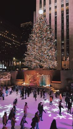 Best Christmas Destinations In The World | Vacation Aesthetic New York Navidad, Christmas Tree In New York, Nyc Christmas Aesthetic, Christmas Towns To Visit, Places To Visit In December, Nex York, Christmas Trips, Christmas New York