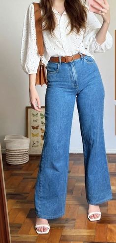 Wind Leg Jeans, Summer Work Wear 2023, Romantic Jeans Outfit, Decent Summer Outfits, Spring Ootd 2024, Feminine Outfits Jeans, Western Outfit Ideas For Women Casual, Casual Outfits 80s, Jeans Casual Outfit Work