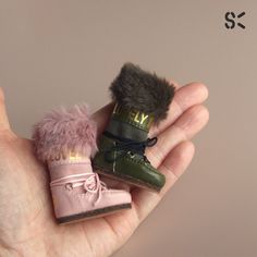 SK Couture Fur Snow Boots Made of artificial fur. Size: inner length 3.9cm, inner width 1.5cm. Fits: Blythe, Obitsu 24, Jacoosun Rou, Nana, Azone S-M. Please refer to the measurements mentioned above. If you are not sure about the size, please contact us. About SK Couture SK Couture is a handmade doll accessory brand focusing on doll shoes, clothes, bags and other accessories. We have new release every month to bring you the most fashionable and high-quality items.Do add us to your favorite! Abo Fur Snow Boots, Blythe Clothes, Lace Socks, Moon Boots, Fur Boots, Doll Shoes, Cool Boots, Ball Jointed Dolls, Accessories Branding