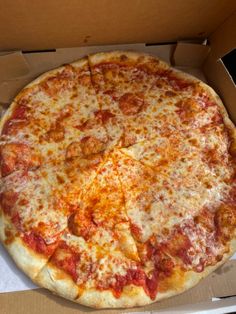 Pizza cheese pizza summer foods good food pizza goals Italian food Tuscan Pizza, Tumblr Food, Eating Pizza, Junk Food Snacks, Best Pizza, Watch Football