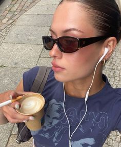 Oval Sunglasses Outfit, Coffee Selfie, Sunglasses Outfit, Quoi Porter, Instagram Photo Inspiration, Oval Sunglasses, Instagrammer, City Girl