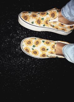 sunflower vans Diy Converse, Skateboard Style, Sunflower Vans, Cute Vans, Painted Vans, Aesthetic Shoes, Painted Shoes, Diy Shoes, Shoe Closet