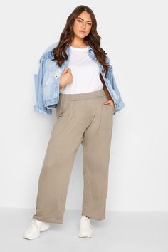 Beige Wide Leg Pants Outfit Plus Size, Plus Size Pleated Pants, Beige Wide Leg Pants Outfit, Size 20 Women Outfit Ideas, Wide Leg Pants Outfit Plus Size, Wide Leg Trousers Plus Size, Beige Trousers Outfit, Beige Pants Outfit, Size 20 Women