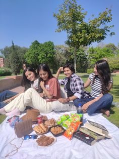 Picnic with friends Picnic Aesthetic Poses, Terrace Picnic Ideas, Picnic Poses Photo Ideas, Picnic With Friends Aesthetic, Picnic Aesthetic Friends, Picnic Planning, Picnic With Friends, Picnic Aesthetic