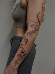 813691ac6d5437ef1b851a044b01746e Woman with a wavy line tattoo on her arm, wearing a green crop top and gray pants. Modern minimalist tattoo design. | Sky Rye Design Line Tattoo Arm, Swirl Tattoo, Abstract Tattoos, Filmy Vintage, Tattoos Inspo, Tattoos For Black Skin, Red Tattoos, Tattoo Board, Arm Tattoos For Women