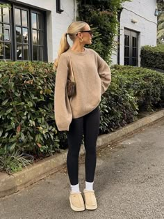 20+ Cute Fall Outfits with Leggings Leggings Outfit Winter, Stile Blair Waldorf, Adrette Outfits, Modele Fitness, Look Legging, Fest Outfits, Looks Pinterest, Black Leggings Outfit, Cozy Fall Outfits