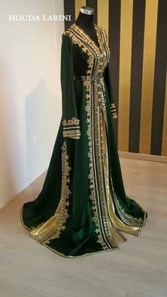 Caftan en Velour Arab Dresses, Farasha Abaya, Arab Dress, Middle Eastern Fashion, Moroccan Fashion, Moroccan Dress