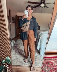 72 Weather Outfit, Mom Style Jeans Outfit, 2024 Casual Style, Simple Mom Outfits Casual, Layered Neutrals Outfit, Outdoorsy Business Casual, Crunchy Style Outfits, Hipster Mom Outfits, Outdoorsy Mom Style