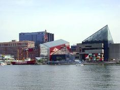 there are many boats in the water near some buildings