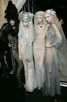 Desi High Fashion, John Galliano Fall Winter 2009, Haute Couture Halloween, Witch Couture, Snow Queen Outfit, High Fashion Halloween, Fashion Halloween Costumes, Ghost Fabric