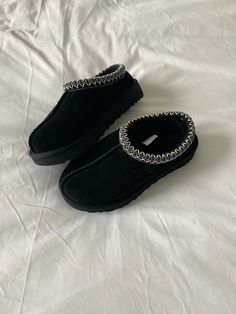 Black Ugg Sneakers, Black Tazz Ugg, Ugg Tazz Noir, Uggs Tasman Black, Uggs Slippers Tasman, Black Tazz Slipper Outfit, Uggs Cute, Ugg Tasman Slippers Outfit Black Women